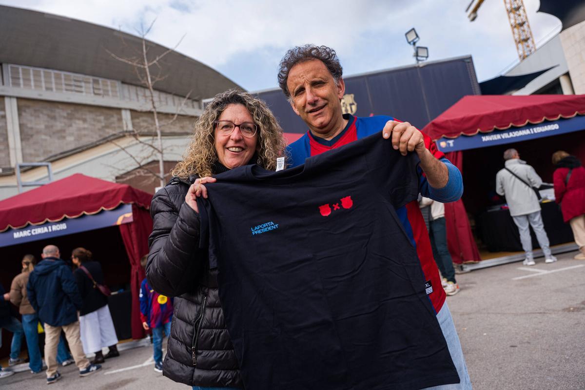 Gerard y Maria posan con su camiseta tras firmar por Laporta.
