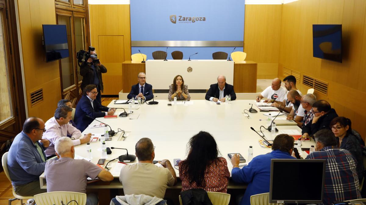Chueca, en el centro de la imagen, en una reunión en el ayuntamiento con Avanza y el comité de empresa.