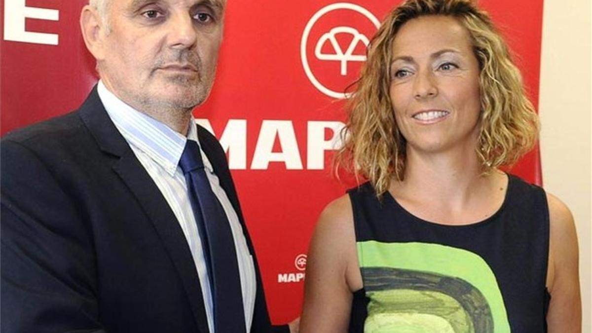 El presidente de la Federación Española de Tenis (RFET), José Luis Escañuela, posa junto a Gala León, durante la presentación de la extenista como nueva capitana del equipo español de Copa Davis