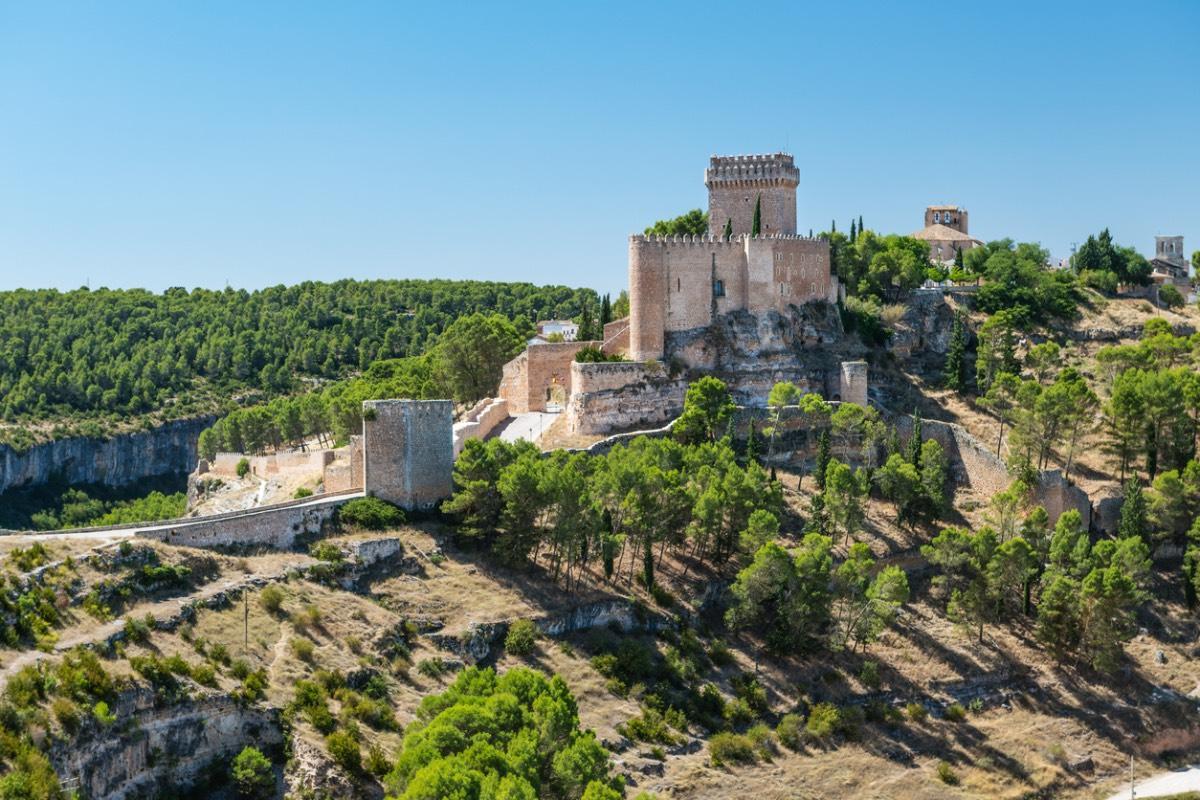 Un castillo construido sobre un acantilado vertical y bastión que domina un entorno natural único