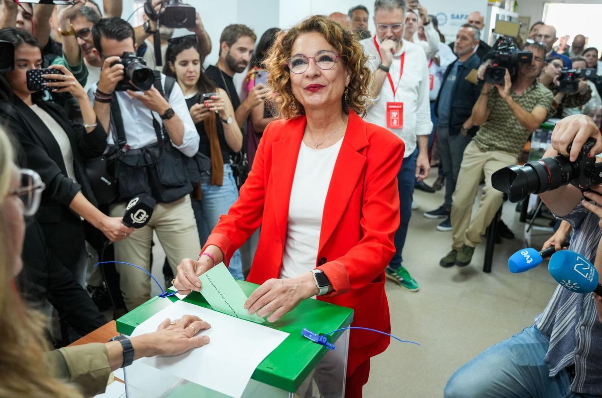 La candidata del PSOE-A, María Jesús Montero, vota en Sevilla.