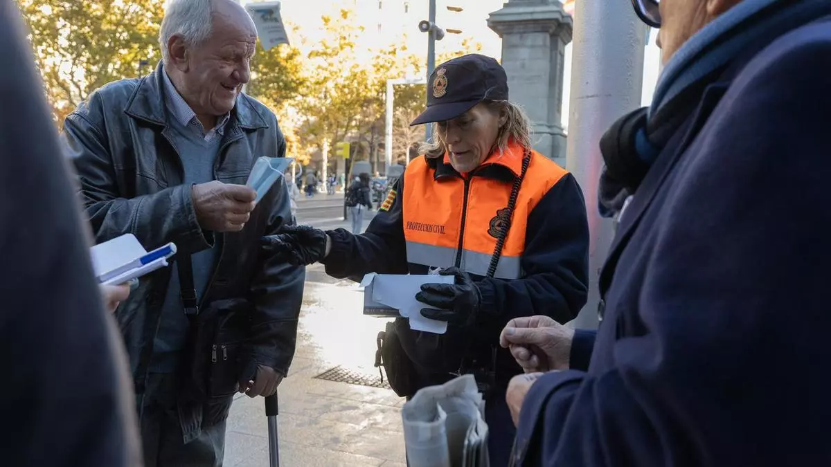Aragón toma la delantera con la gripe: publica la orden con el uso de las mascarillas y las reparte en la calle para frenar los contagios