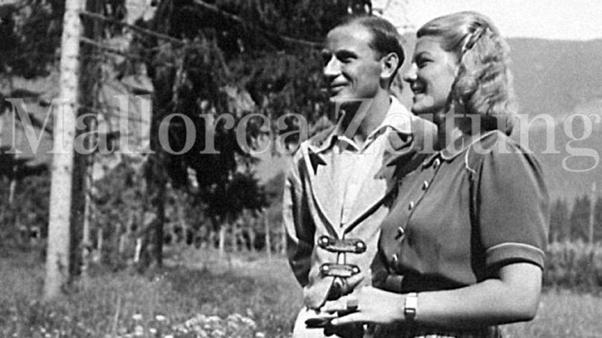 Ernst Chlan, alto cargo de las SS, con la que sería su primera esposa, cerca de 1941 en los Alpes.