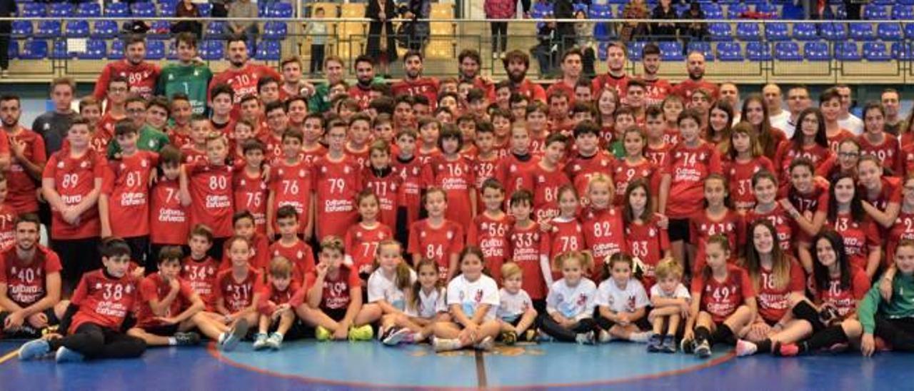 Balonmano El CH Oliva cuenta con 11 equipos para la temporada 2017-2018