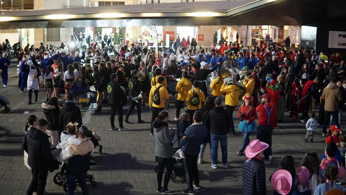 Mucho ambiente en la plaza Major de Vila-real.