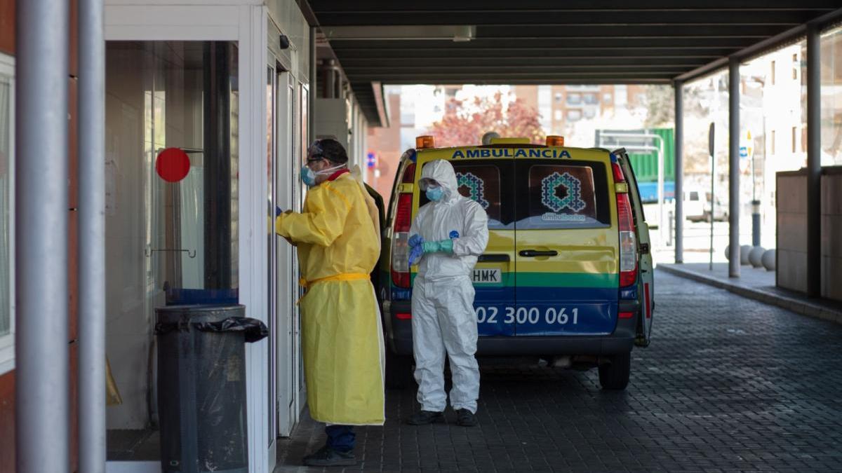 Sigue la última hora del coronavirus en Zamora. En la imagen, personal sanitario en la puerta de Urgencias del Hospital Virgen de la Concha.