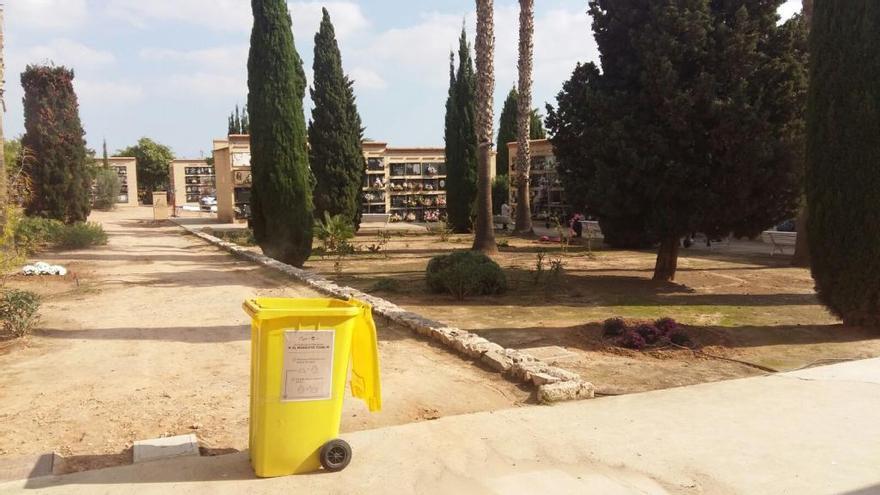 Paterna coloca contenedores con arena en el cementerio