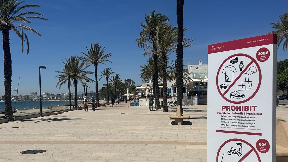 Cartells informatius al passeig de Roses