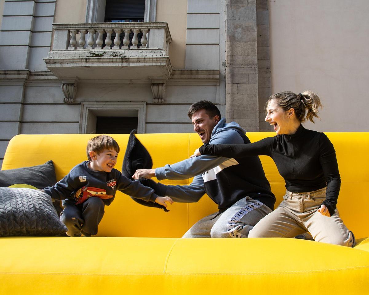 La empresa, líder en el sector del sofá, celebró sus 50 años de liderazgo llevando un sofá monumental por Barcelona, Mataró, Sabadell y otras ciudades catalanas antes de expandirse por toda España