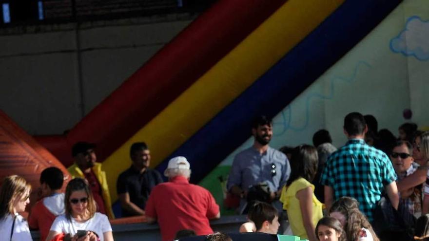 Un niño disfruta de las actividades infantiles.