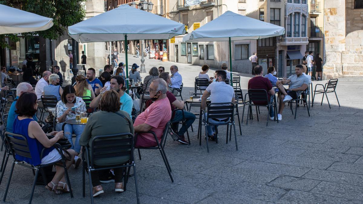 Zamoranos disfrutan en la terraza de un bar en la Plaza Mayor.