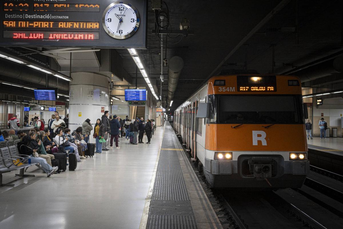 Imagen de archivo de un tren de Rodalies en la estación de Sants, en Barcelona