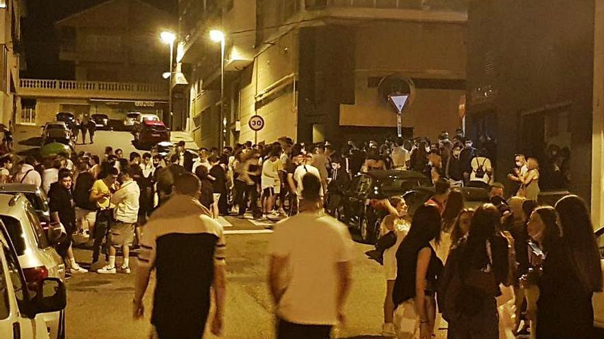 Jóvenes en la zona de la movida nocturna de Cangas. |   // FDV