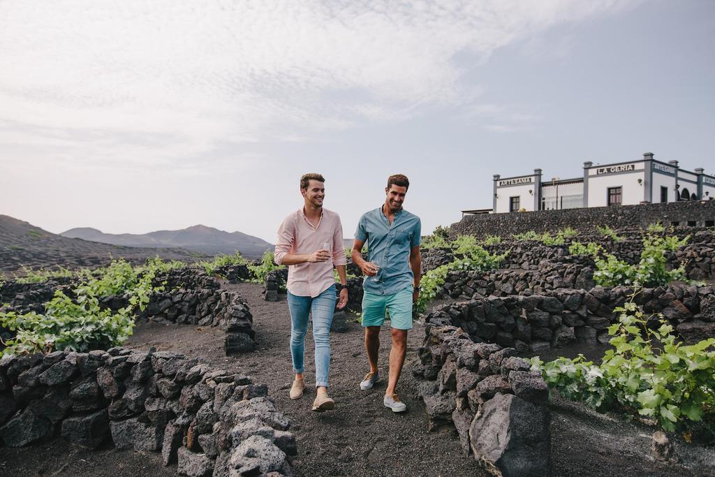Lanzarote, un paraíso en el que degustar con familia y amigos del mejor vino de las canarias