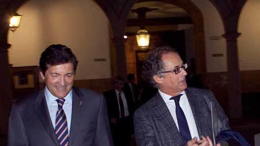 El profesor Carlos Monasterio, a la derecha, con el presidente del Principado, Javier Fernández, en Oviedo.