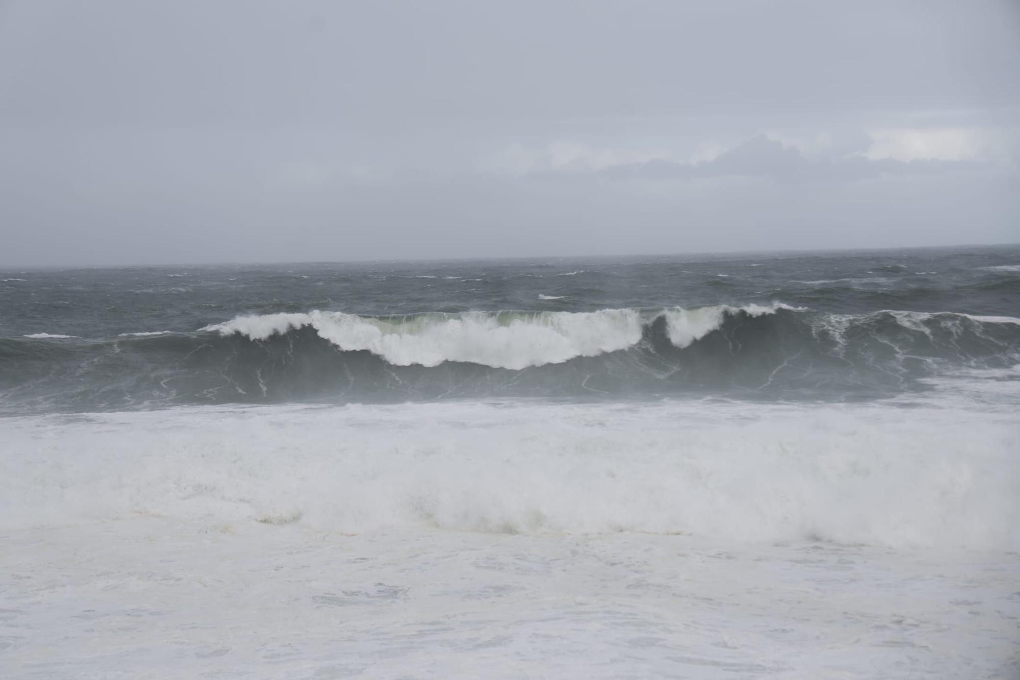 El temporal cubre Baiona con un manto de espuma