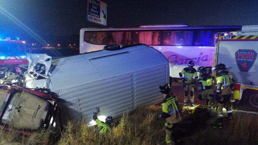 Herido y atrapado tras chocar con su furgoneta contra un tractor en Águilas