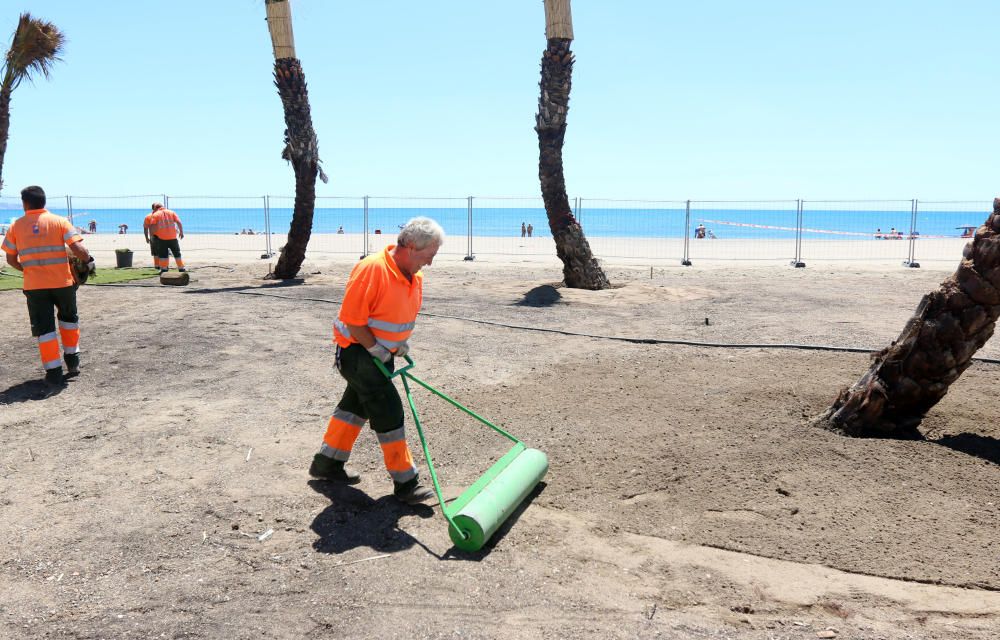 Comienzan las labores de limpieza de las playas de Málaga capital antes del inicio de la temporada de verano