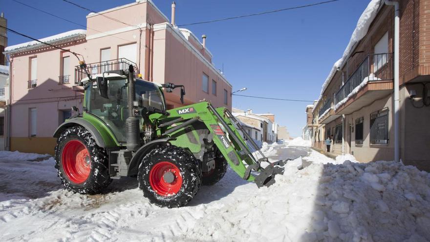 Trabajos para retirar la nieve en el pueblo valenciano de Sinarcas tras el temporal Filomena.
