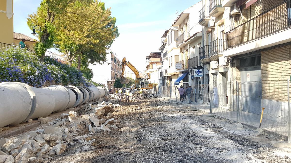 Trabajos de reparación que se llevan a cabo en la calle Hoya del Molino.