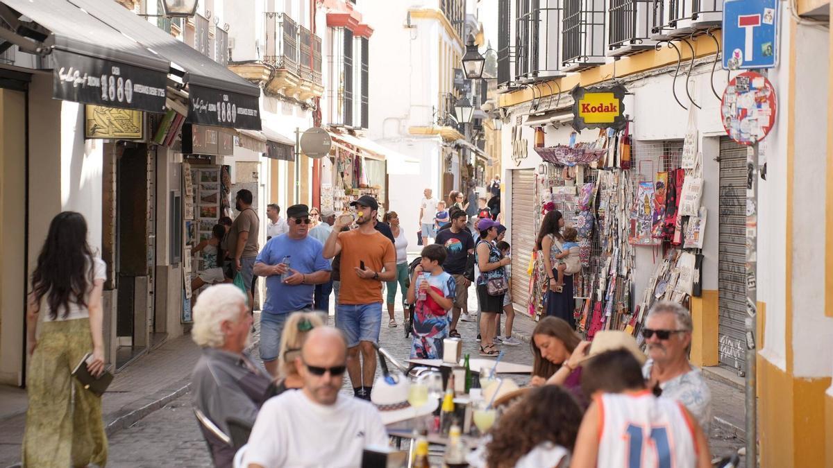 Turistas disfrutan de unas consumiciones en la Judería.