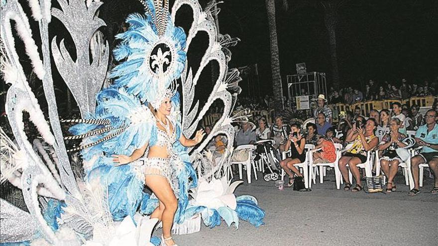 Vinaròs muestra a los turistas sus emblemáticos carnavales