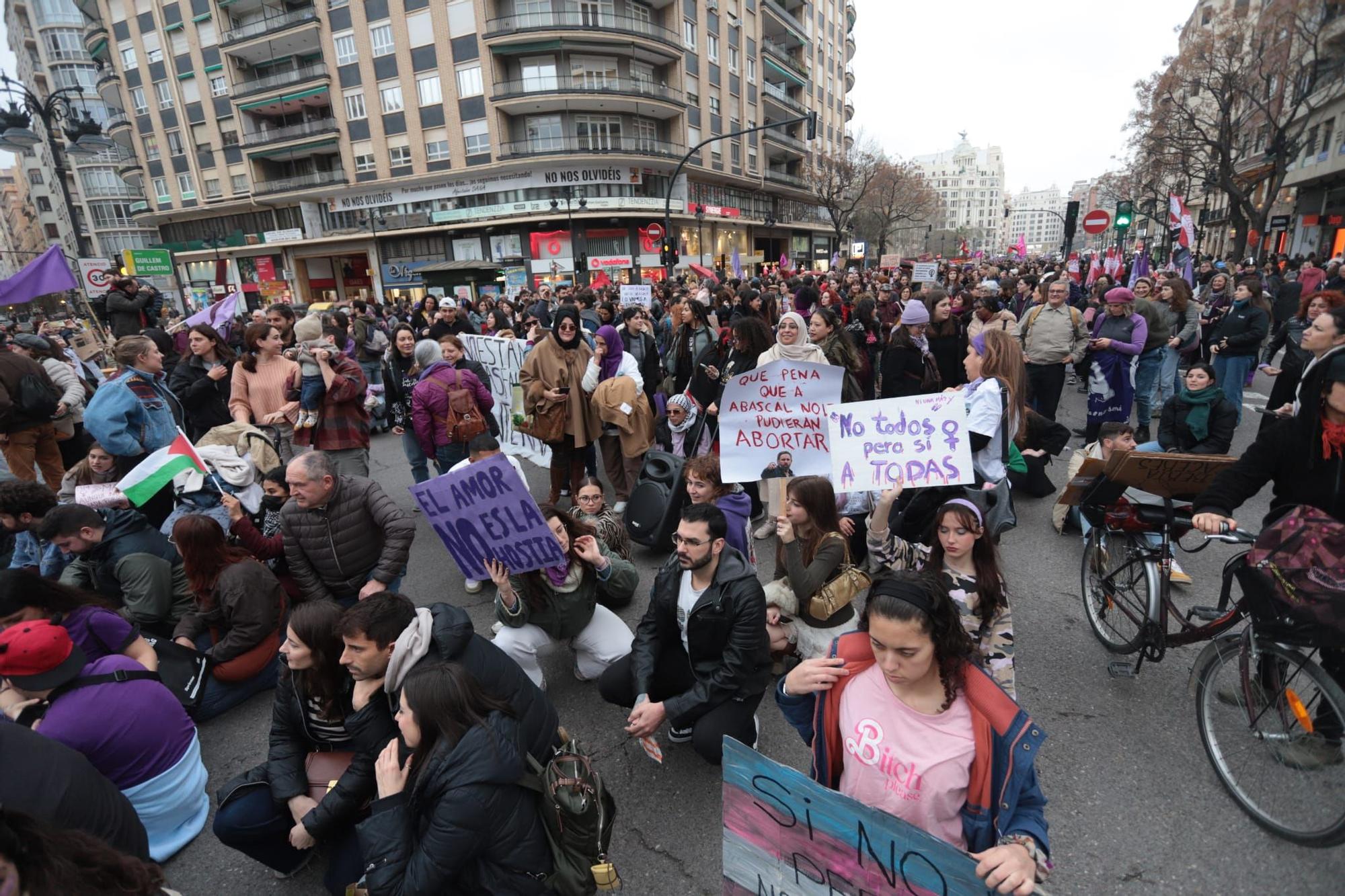 La manifestación del 8M de la Assemblea Feminista, en imágenes