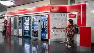 Así es la primera 'Paradeta' del Metro de Barcelona: desde galletas hasta efectivo o 'selfies'