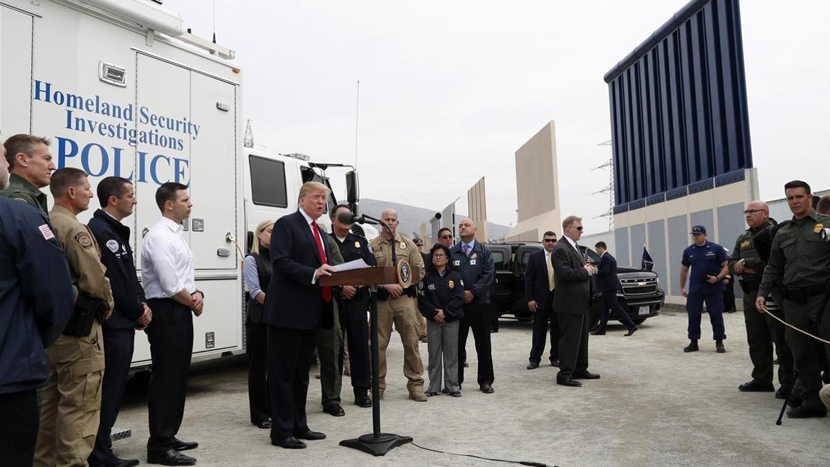 Trump pronuncia unas palabras durante la visita a los prototipos diseñados para la construcción del muro de México, en San Diego (California), el 13 de marzo.