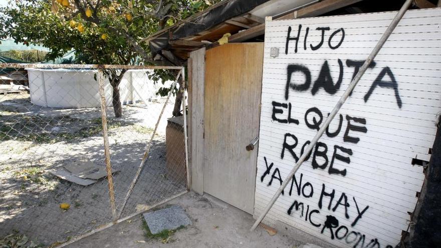 Vecinos de El Puntal, ya afectados por los asaltos, optan por una peculiar forma de decir a los ladrones que ya no hay más que llevarse.