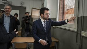 El ’president’ Aragonès y el ’conseller’ Cambray comprueban el mal estado de las ventanas del instituto Pompeu Fabra de Badalona, este miércoles.
