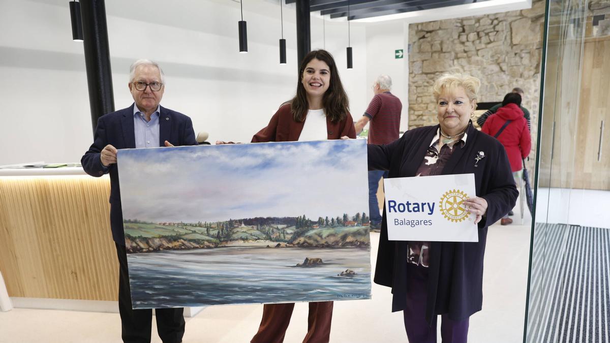 De izquierda a derecha, el presidente de Rotary Club Balagares, Sabino González; la concejala de Turismo, Raquel Ruiz; y la secretaria de Rotary Club Balagares, Pilar del Pozo.