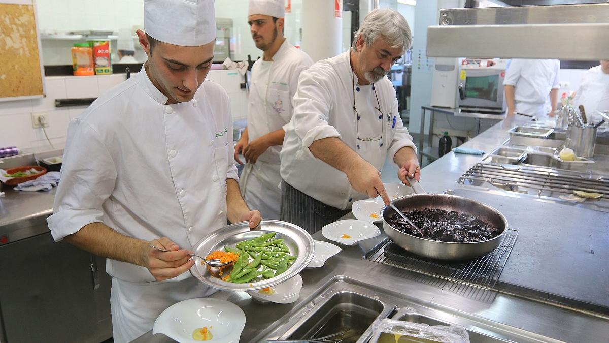 Clases prácticas de cocina en la escuela de hostelería La Cónsula de Málaga.