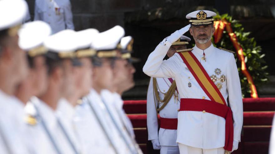 El rey Felipe VI entrega los reales despachos a los nuevos oficiales