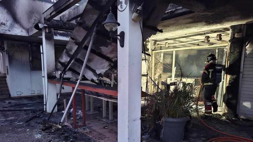 Grave incendio en un local comercial en el sur de Lanzarote