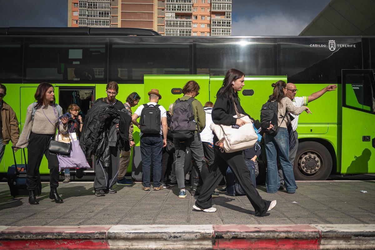 Un conductor muestra el camino a una pasajera en el Intercambiador de guaguas de Santa Cruz