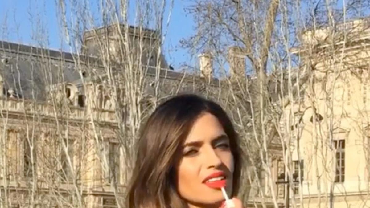 Sara Carbonero con look 'navy' en París