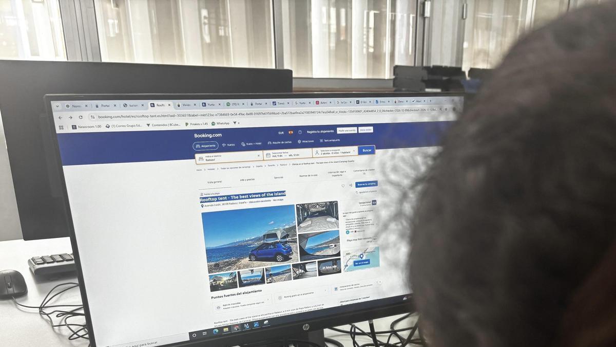 Un usuario mirando alojamientos vacacionales en la plataforma de Booking