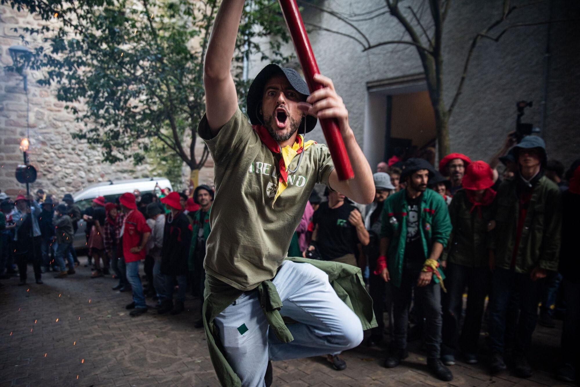 Les millors fotos dels primers salts del passacarrers de la Patum 2025