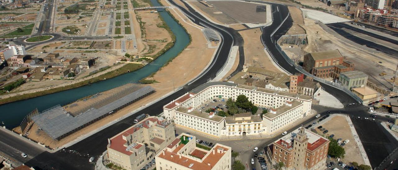 Imagen aérea de los terrenos del PAI del Grao con el circuito de F1. En primer plano, el cuartel de Cantarranas.