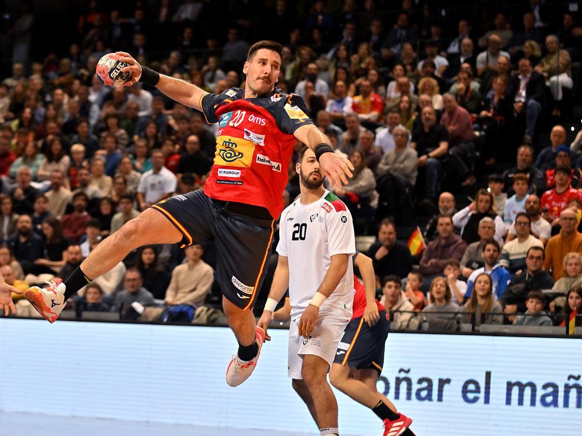 Abel Serdio lanza a portería en la final del Torneo Internacional de España contra Portugal.