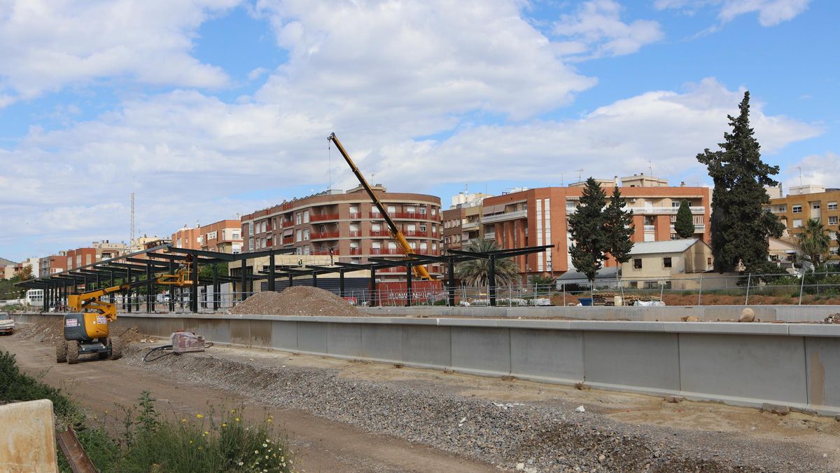 Trabajos de instalación de la estructura de las pérgolas.