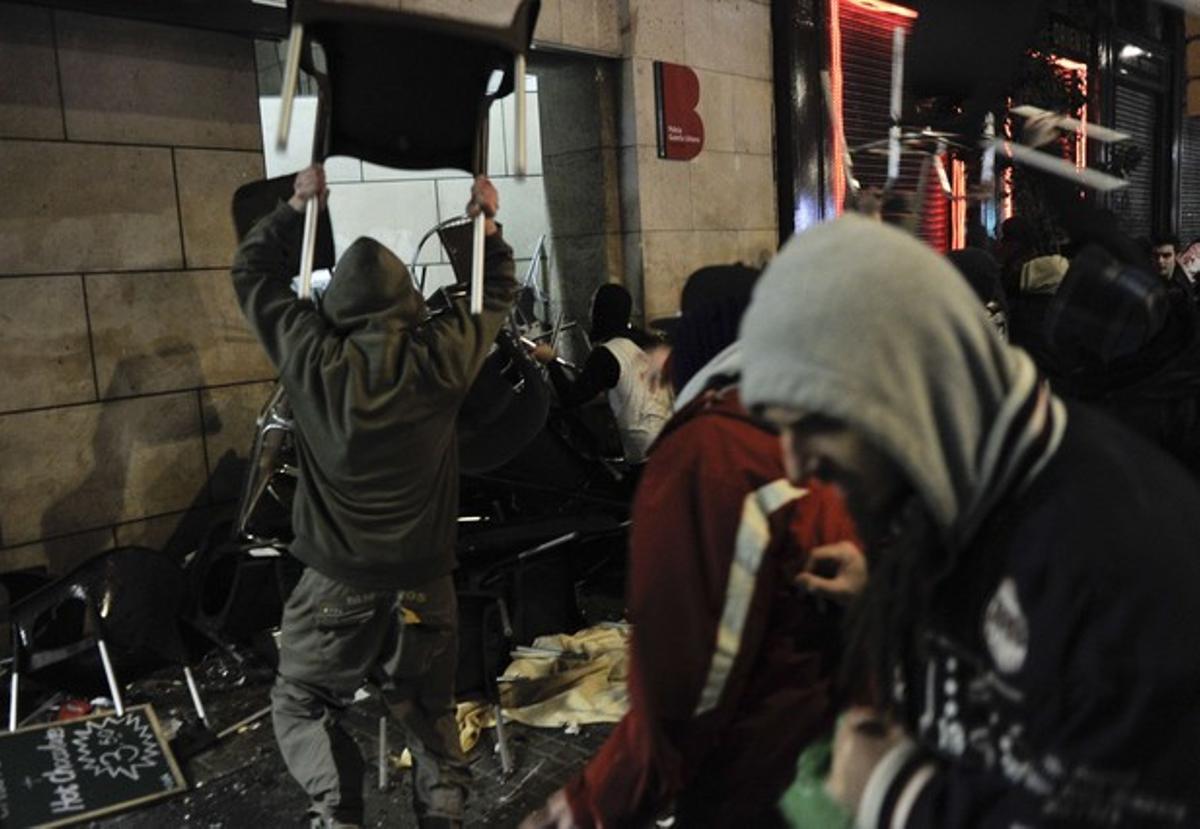 Disturbis a BCN durant la manifestació de suport al barri de Gamonal de Burgos. AFP / JOSEP LAGO