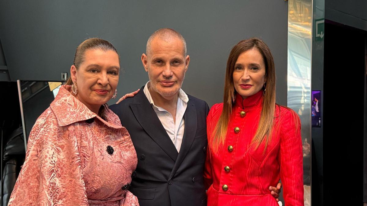 Urquízar flanqueado por Esperanza González y Elisa Pérez de Siles