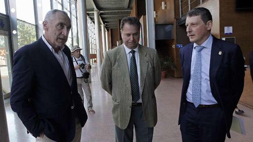 Por la izquierda, Benigno Fernández Fano, Félix Baragaño y José Ramón Feito, ayer, en la Feria Internacional de Muestras de Asturias.