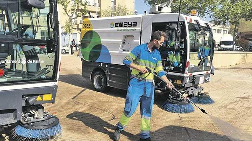 Un trabajador de Emaya limpia con agua en sa Indioteria.