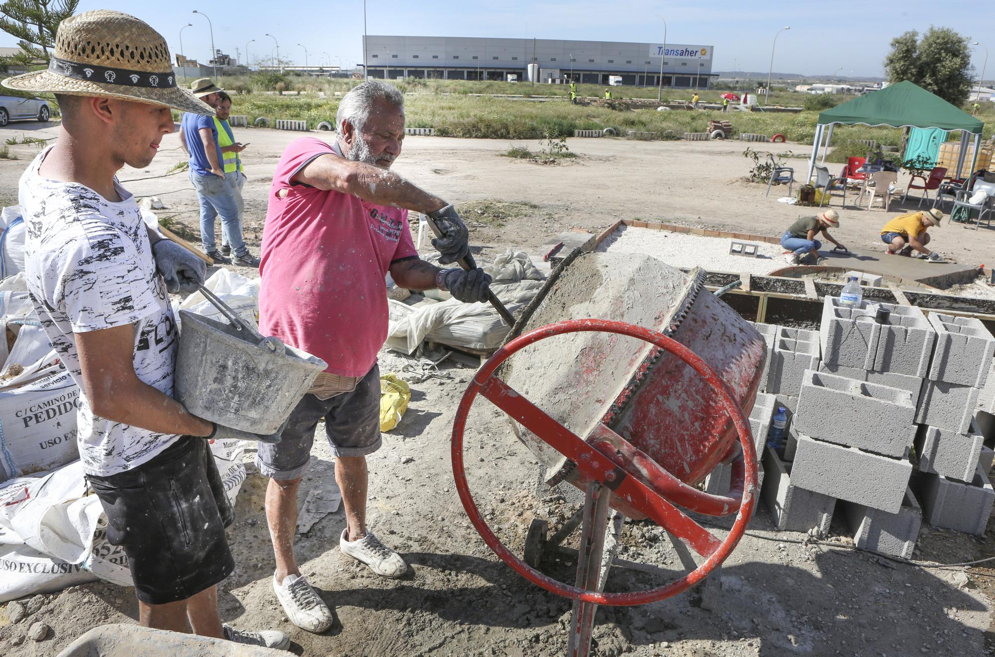 Los vecinos rehabilitan el barrio del Cementerio