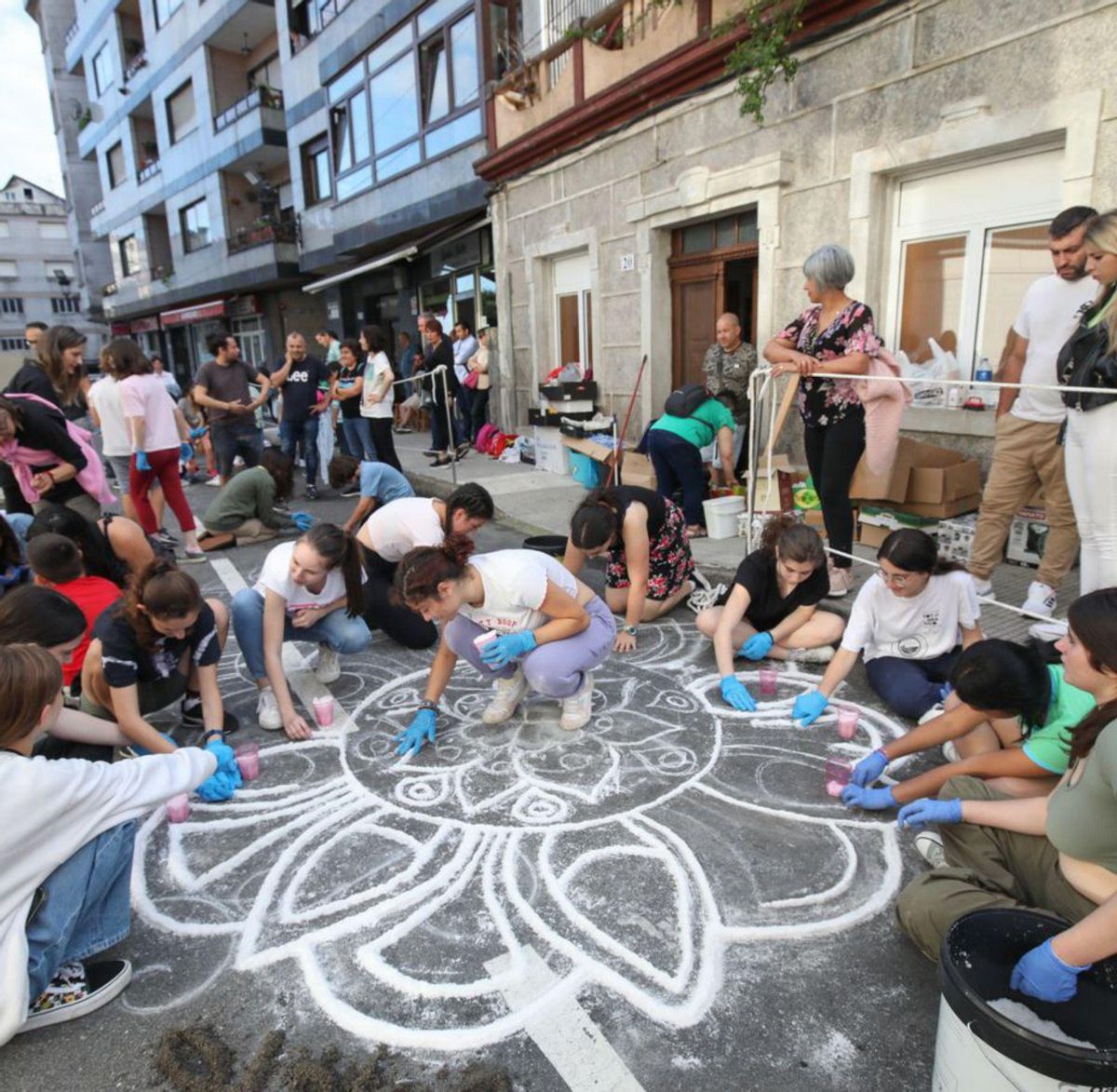 Traballando na confección das alfombras de noite.   | // ANXO GUTIÉRREZ