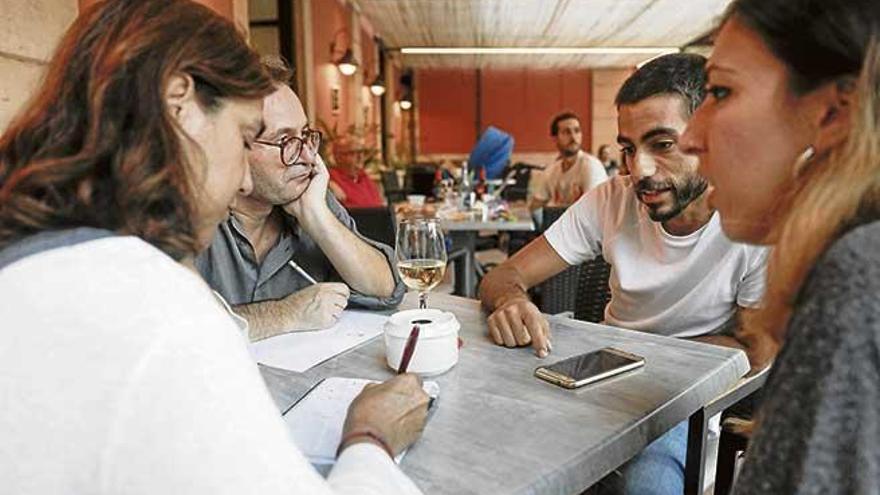 Mohamad vino con Marga Fullana, la asistente social y contó su historia para Diario de Mallorca.
