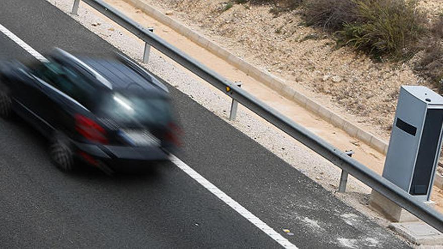 Un coche pasa junto a un radar de velocidad.